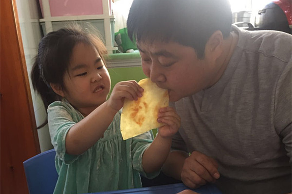 1584886437_5597_70519.jpg 4 给爸爸尝尝.jpg