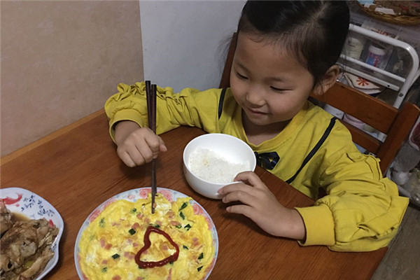 1584886474_6347_50938.jpg 6 用筷子吃饭更香.jpg