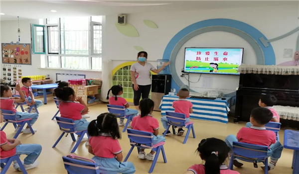 1598406187_2648_11790.jpg 3.各班级第一时间开展了“安全第一课”活动.jpg