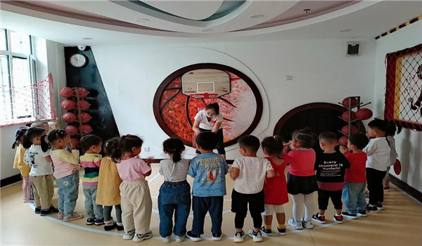 1599653673_5958_20403.jpg 12.宝贝开心玩篮球.jpg