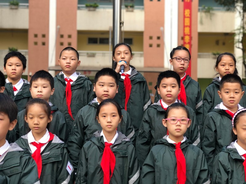 在主持人江骁的提问下,徐艺华,卢雨彤,余恒威三名队员给全校师生介绍