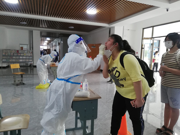 图们市第三中学核酸检测入校园凝心聚力共防疫