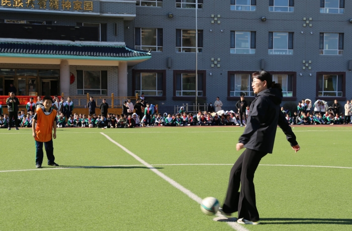 图们市第一小学校信息第15周投稿3：逐梦绿茵，点燃校园足球热——图们市第一小学校举行“校长杯”校园足球赛启动仪式 (3).JPG