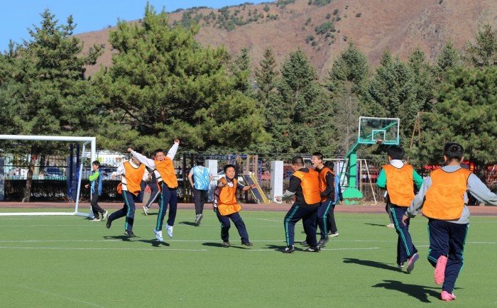 图们市第一小学校信息第15周投稿3：逐梦绿茵，点燃校园足球热——图们市第一小学校举行“校长杯”校园足球赛启动仪式 (4).JPG