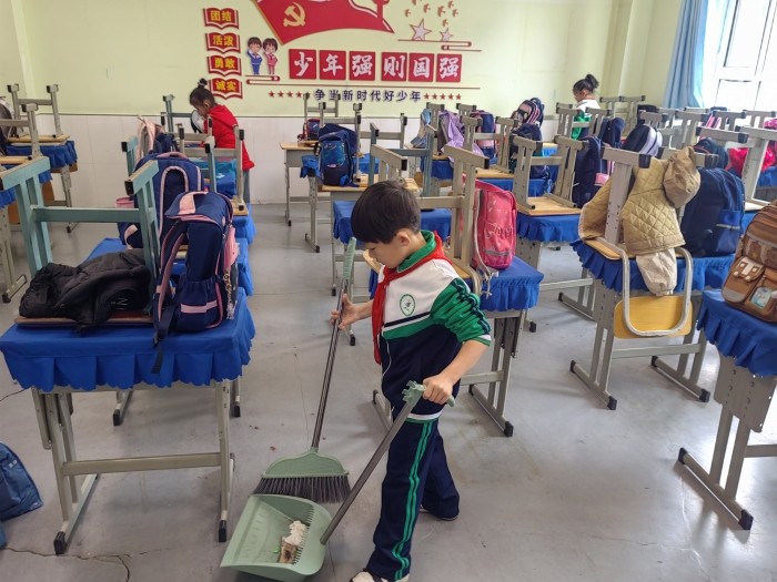 师生携手净家园，爱国卫生绽文明——图们市第一小学校开展第37个爱国卫生环境整治活动 (3).jpg