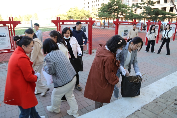 师生携手净家园，爱国卫生绽文明——图们市第一小学校开展第37个爱国卫生环境整治活动 (2).JPG