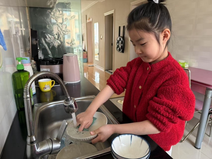 1746519878_7872_11929.jpg 图们国门红军小学“劳动砺心智 实践促成长”主题德育活动 (3).jpg