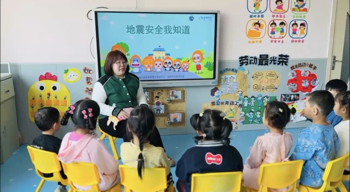 1747039001_2552_42928.jpg “以练防筑 临震不慌”防震演练活动照片3.jpg