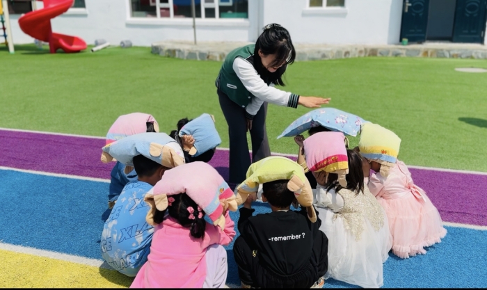 1747039013_2554_18332.jpg “以练防筑 临震不慌”防震演练活动 照片4.jpg