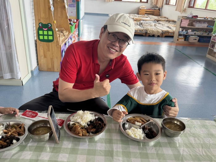 1747812535_8855_32443.jpg 家长陪餐照片.jpg