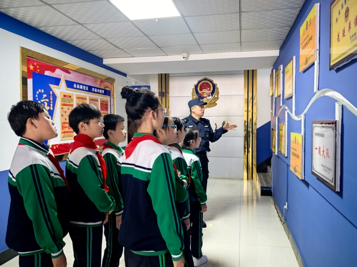 走进警营开展国防教育实践活动 (3).jpg