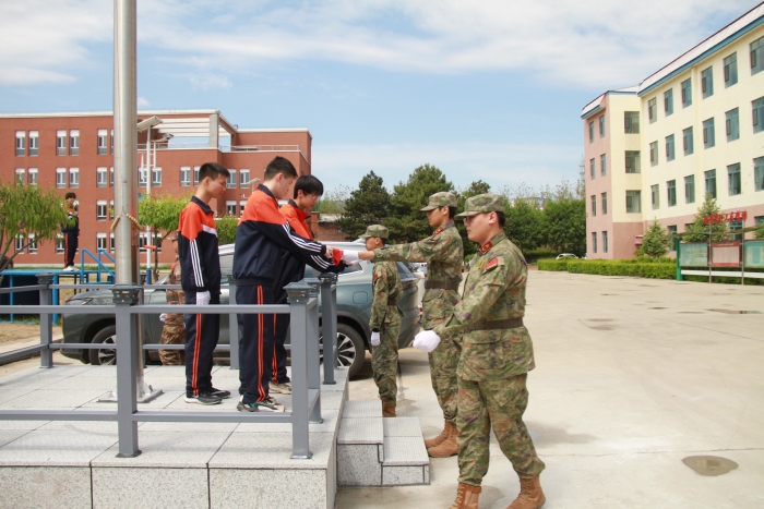 1748332955_5595_63779.jpg 国旗交接.JPG