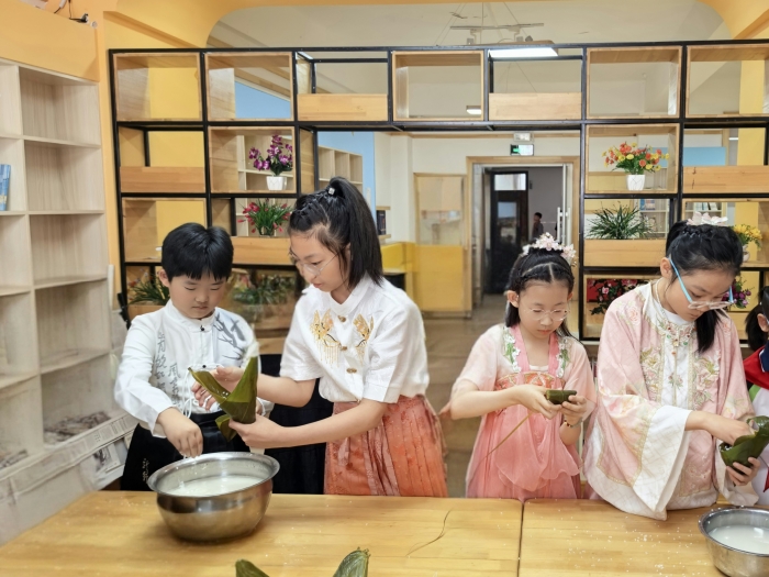1748503909_2218_20693.jpg 图们国门红军小学开展“端午寄情 粽香传爱”主题实践教育活动 (4).jpg
