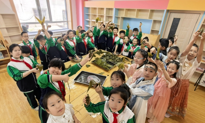 1748503935_5708_12482.jpg 图们国门红军小学开展“端午寄情 粽香传爱”主题实践教育活动 (1).jpg