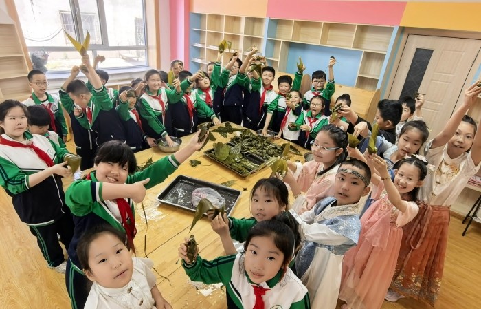 图们国门红军小学开展“端午寄情 粽香传爱”主题实践教育活动 (1).jpg