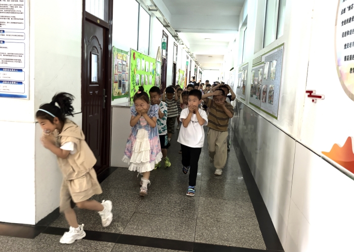 1750062629_6227_78739.jpg 图们市第一小学消防疏散演练 (3).jpg