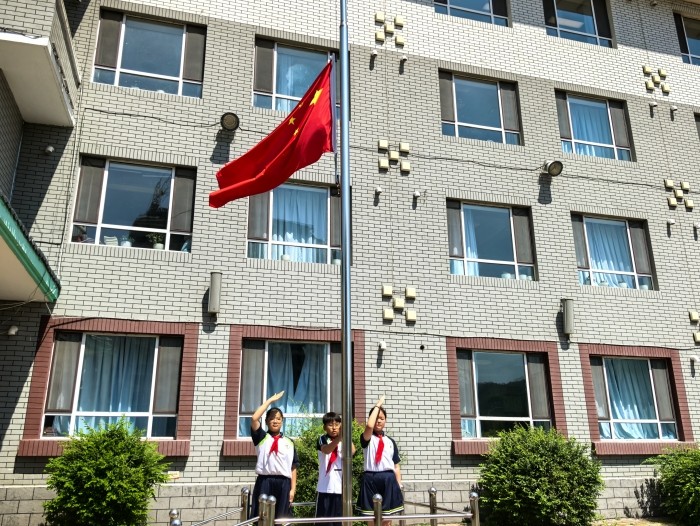 1750840095_5508_76721.jpg 图们国门红军小学“童心向党走 争做接班人”七一建党节主题升旗仪式 (1).jpg