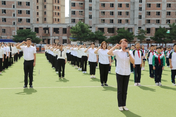 图们国门红军小学“以教育家精神铸魂强师 谱写教育强国建设华章”教师节集体宣誓活动 (5).JPG