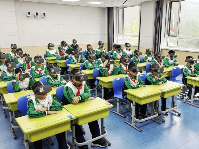 【图们国门红军小学第37周投稿2】：图们国门红军小学“玩转VR“视”界  趣赏科创之美”移动科学课活动 (3).jpg