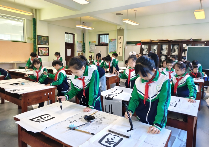 【图们国门红军小学第44周投稿3】“翰墨飘香书情怀  笔尖传承铸校魂”图们国门红军小学举办我为学校写校名主题活动(6).jpg