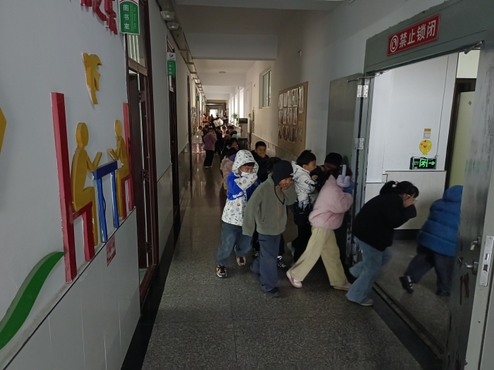 【图们国门红军小学第44周投稿4】图们国门红军小学“关注消防，守护安全”主题班会 (4).jpg