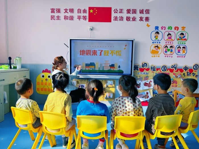 “演练筑屏障 安全伴童心”防震演练活动.照片1.jpg