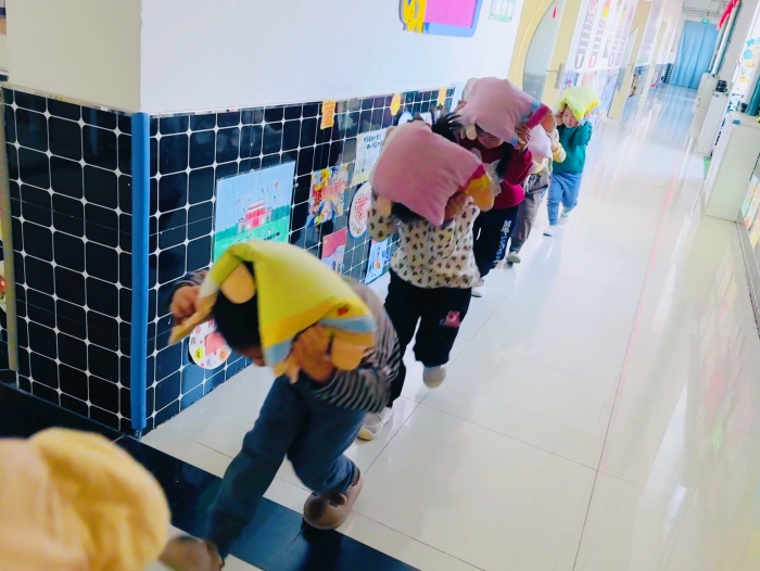 “演练筑屏障 安全伴童心”防震演练活动.照片2.jpg