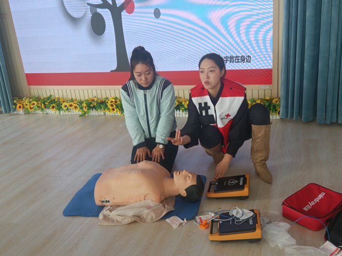 守护幼苗 “救”在身边——五工幼儿园开展应急救护专题培训 (2).jpg
