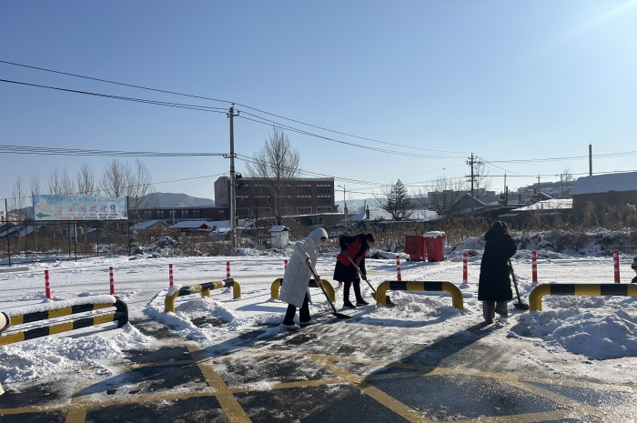 1764747371_3215_24904.jpg 教师在幼儿园周边清雪照片 (1).jpg