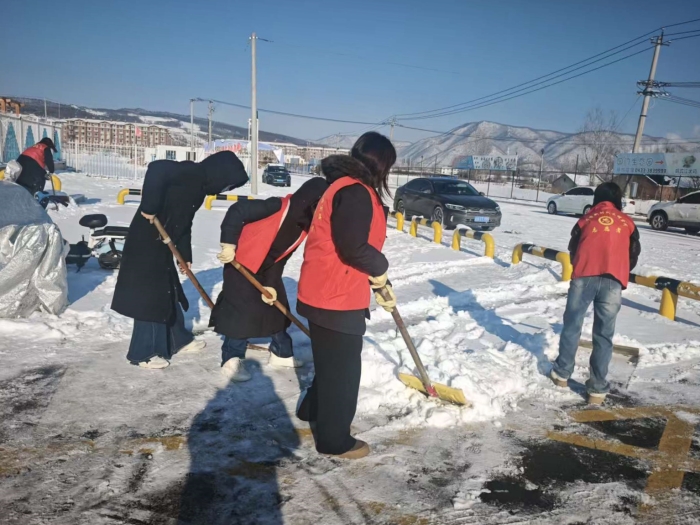 1764747386_3387_22506.jpg 教师在幼儿园周边清雪照片 (2).jpg