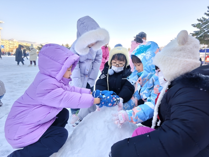 1765266230_5037_83985.jpg 图们国门红军小学开展“动玩创享冰雪,童心礼赞大冬会”冰雪假期系列活动 (5).jpg