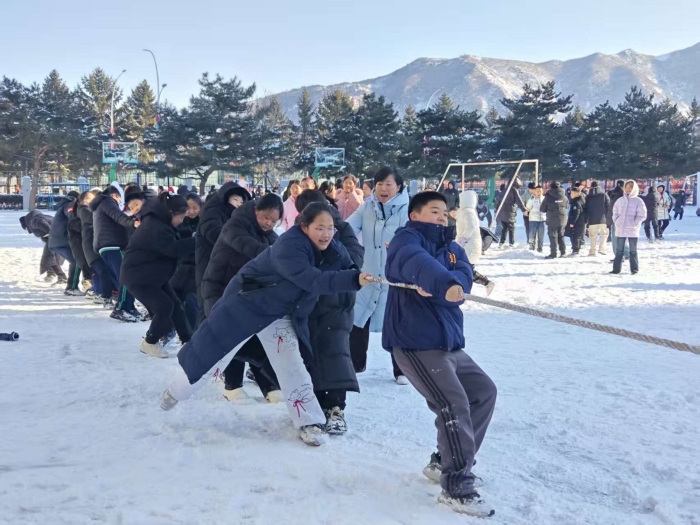1765266349_7746_27820.jpg 图们国门红军小学开展“动玩创享冰雪,童心礼赞大冬会”冰雪假期系列活动 (4).jpg