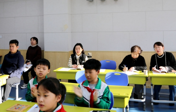 【图们国门红军小学第50周投稿2】图们国门红军小学“师徒结对”汇报课助力青年教师专业成长 (1).JPG