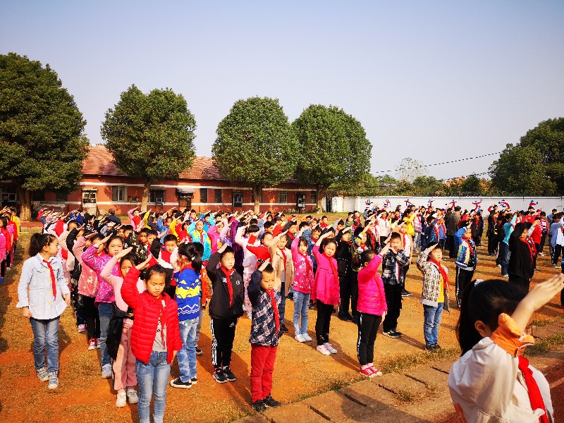 安山小学开展规范敬队礼活动