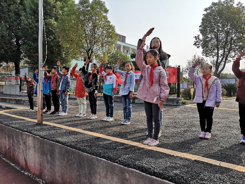 安山小学开展规范敬队礼活动