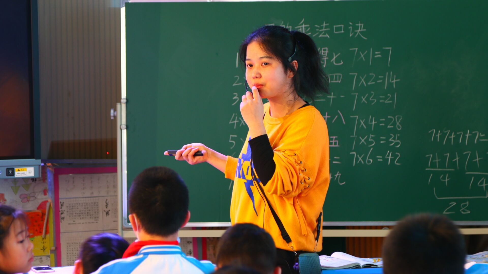 活动中,刘冬老师执教的是部编版二年级《7的乘法口诀》一课.