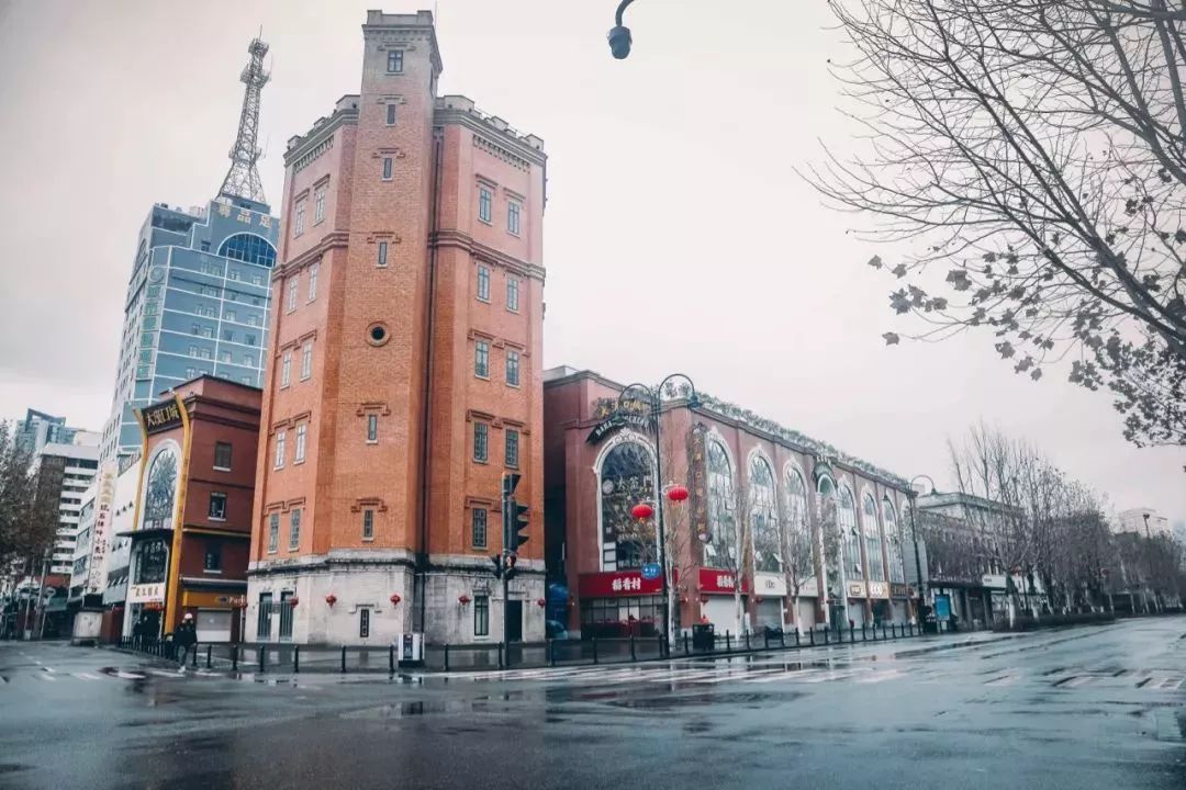 汉口水塔位于江汉区中山大道与前进五路交汇处,1909年建成,主体6层