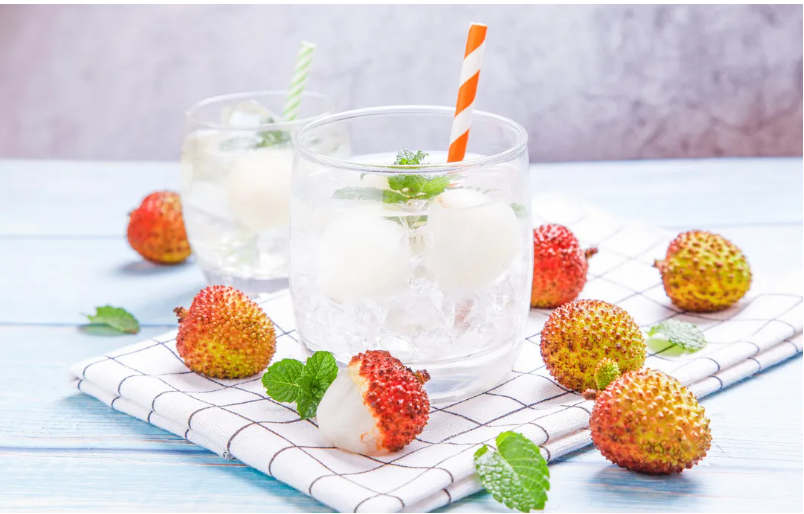 炎热的夏天,当然少不了冰冰凉凉的饮品~两瓶养乐多,加上两三个冻荔枝