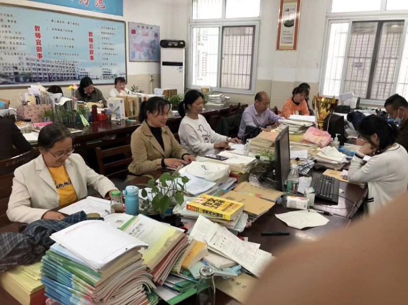 585【公开】5月19日上午第3节,汪集中学语文教研组如约开展教研活动