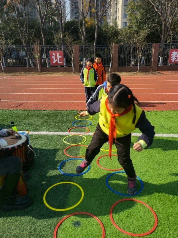 10光谷八小的学生正在参加学科嘉年华音乐体育闯关活动.jpg