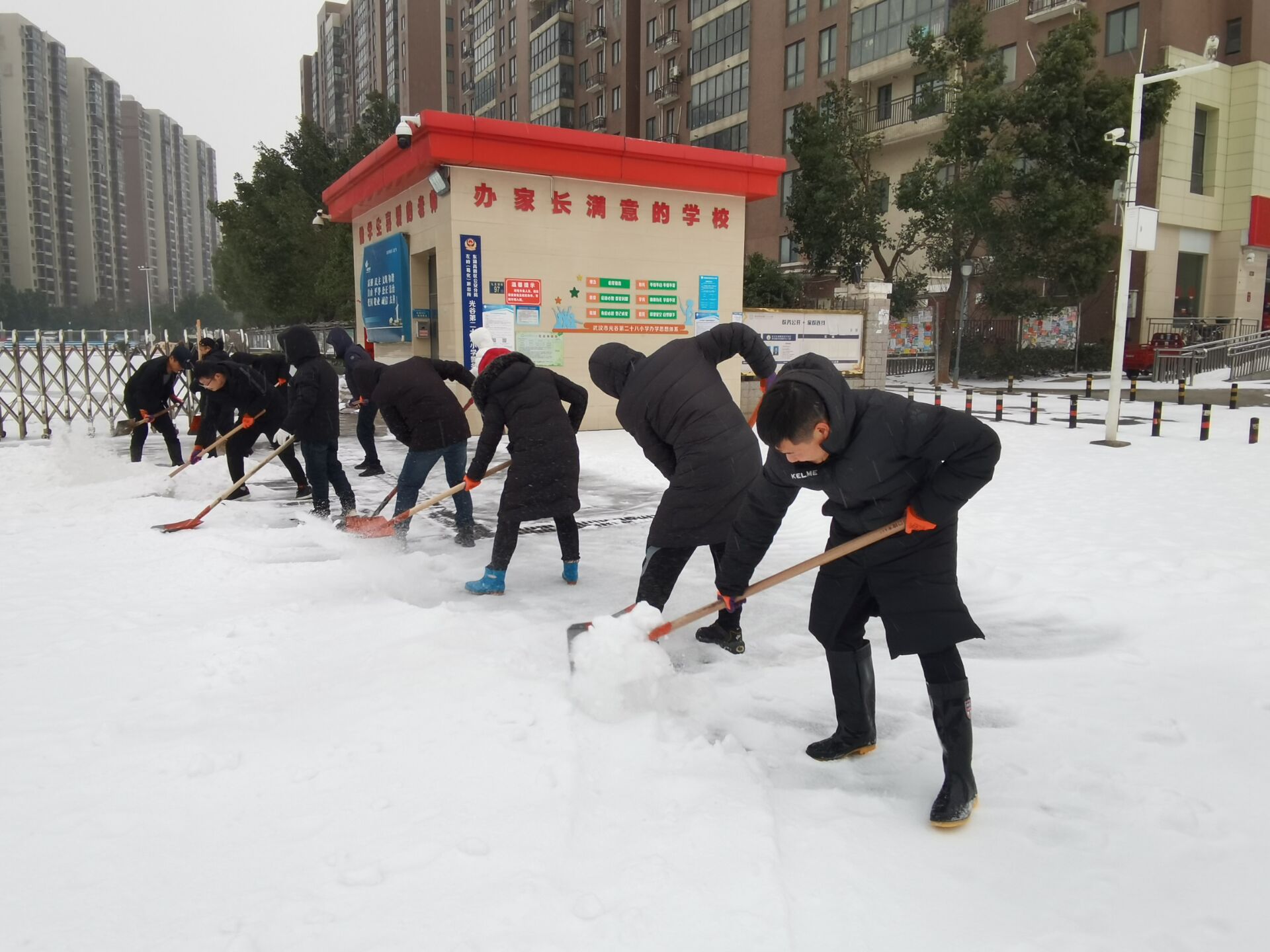 开展铲雪除冰大行动图片