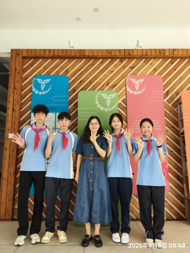 郑敏老师和学生们_副本.jpg