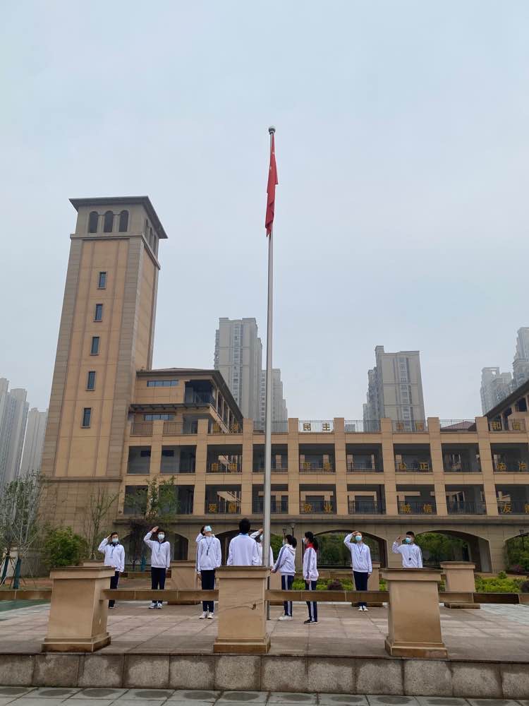 13升旗手: 牛宇涵 邝文婧 黄鑫晨13护旗手:曾允豪 郭木子 陈新竹