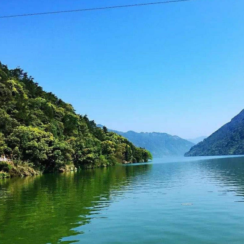 哦,钓台不仅是一处风景点,更是历史老人垂落在江边的一只巨手,千年百